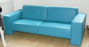 Türkisfarbenes Ledersofa. Kubisches Sofa aus Leder.