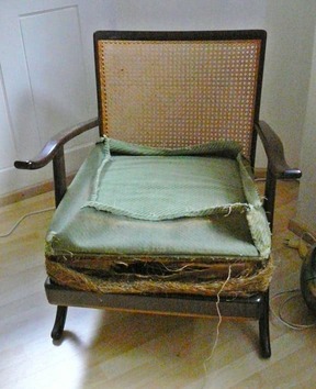 Fancy: Sessel mit Zebramuster Alter Sessel In Abgeruesteten Zustand
