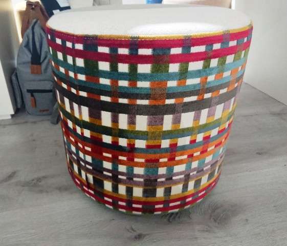 bunte Möbelstoffe 2024 bunter Pouf