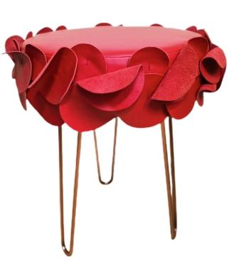 roter haarnadelhocker mit rosefarbenen beinen roter haarnadelhocker mit rosefarbenen beinen